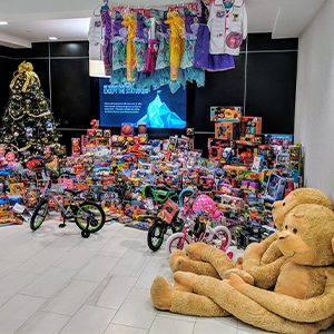 Square__0008_Ensemble Christmas Tree Toys for Tots - Alexa_Justin Thompson